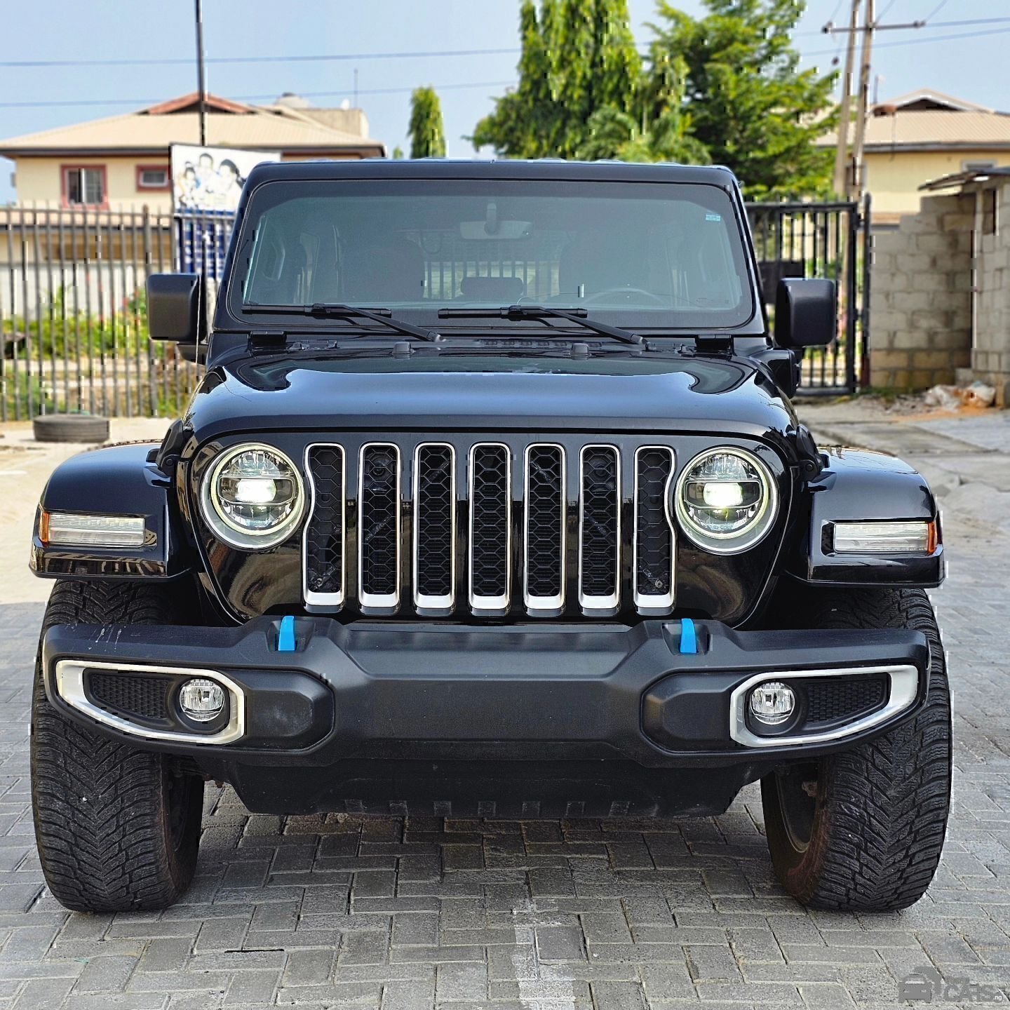 2022 Jeep Wrangler Sahara — Front seats