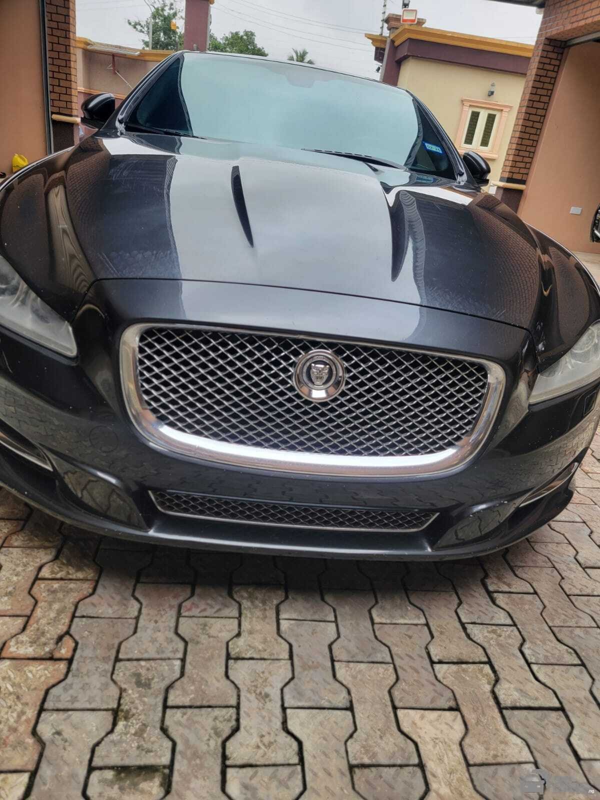 2013 Jaguar USA XJL — Front seats