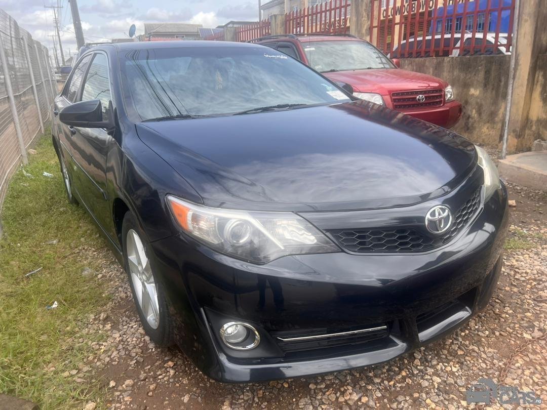 2014 Toyota Camry SE — Side profile
