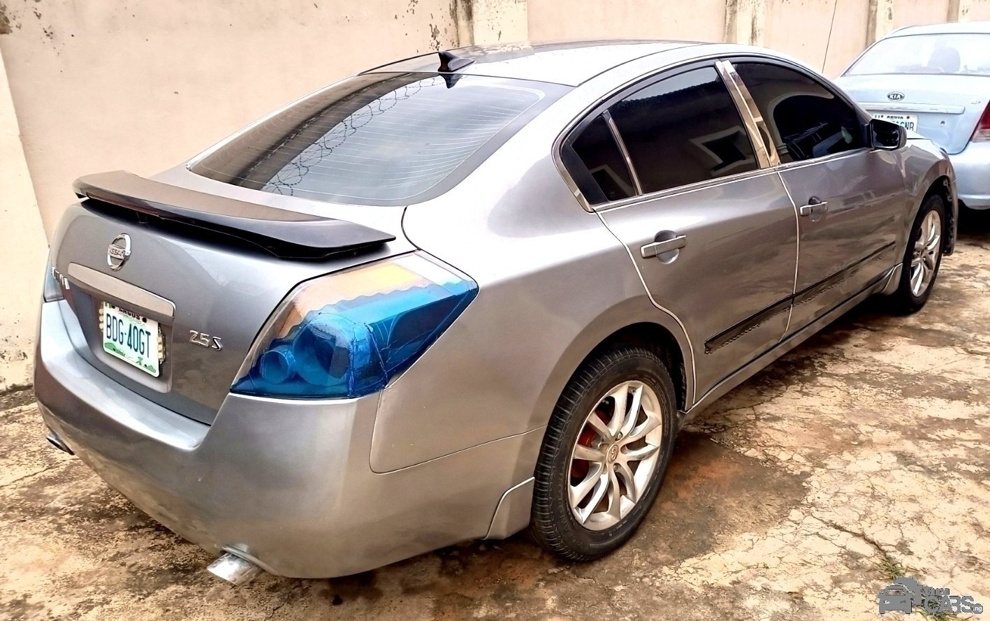 2010 Nissan Altima — Side profile