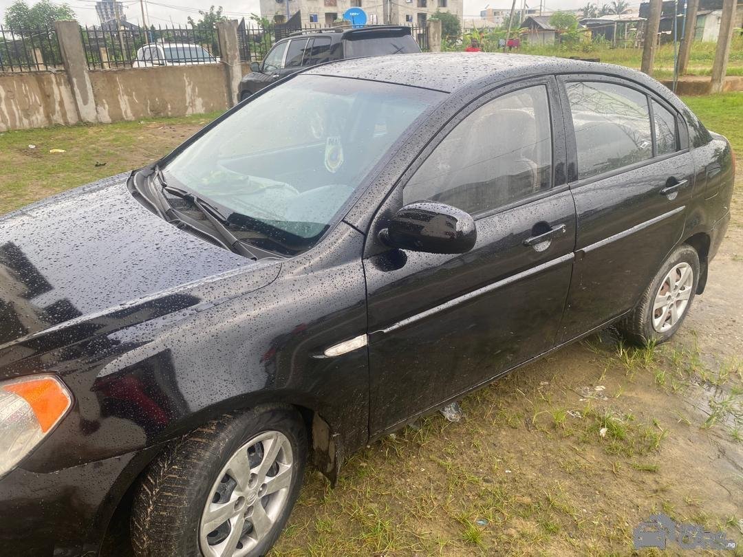 Hyundai Accent — Side profile