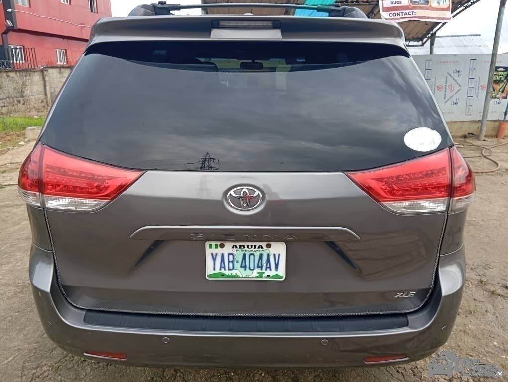 Toyota 012 sienna — Rear 3/4