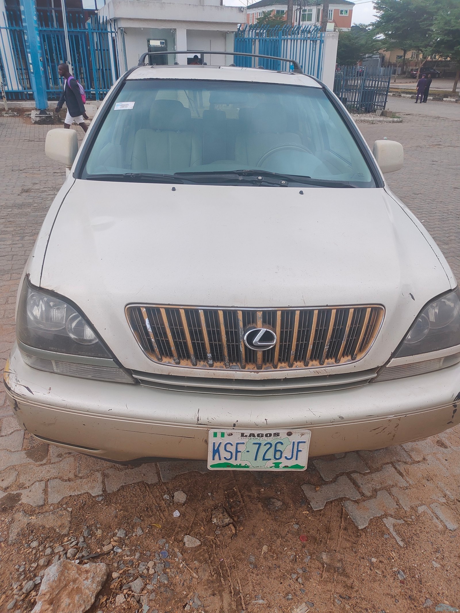 Lexus RX 300 — Side profile