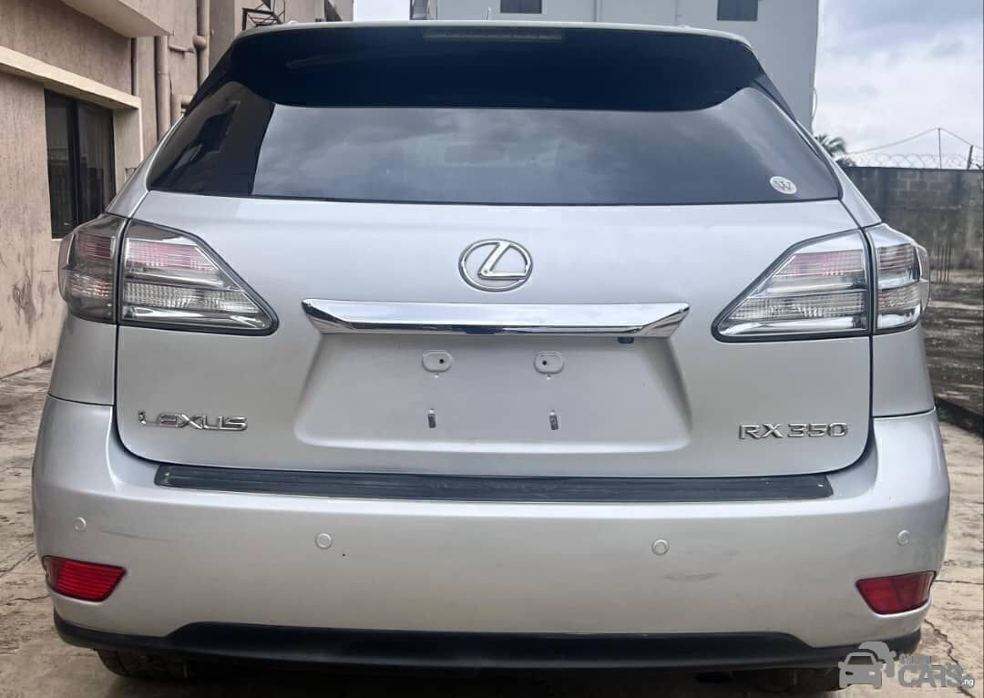 2010 Toyota Lexus RX350 — Side profile