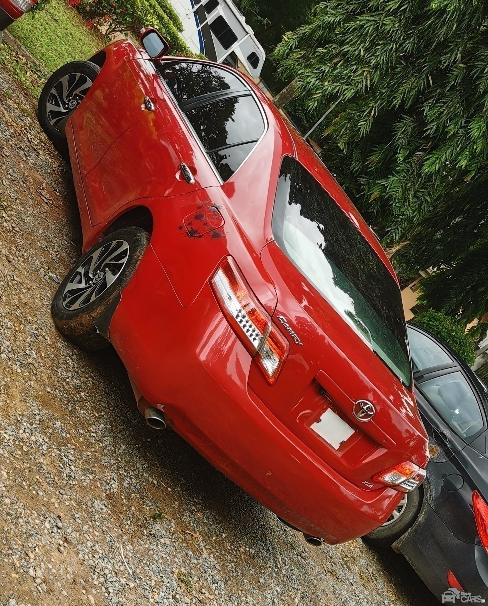 2010 Toyota camry XLE — Side profile