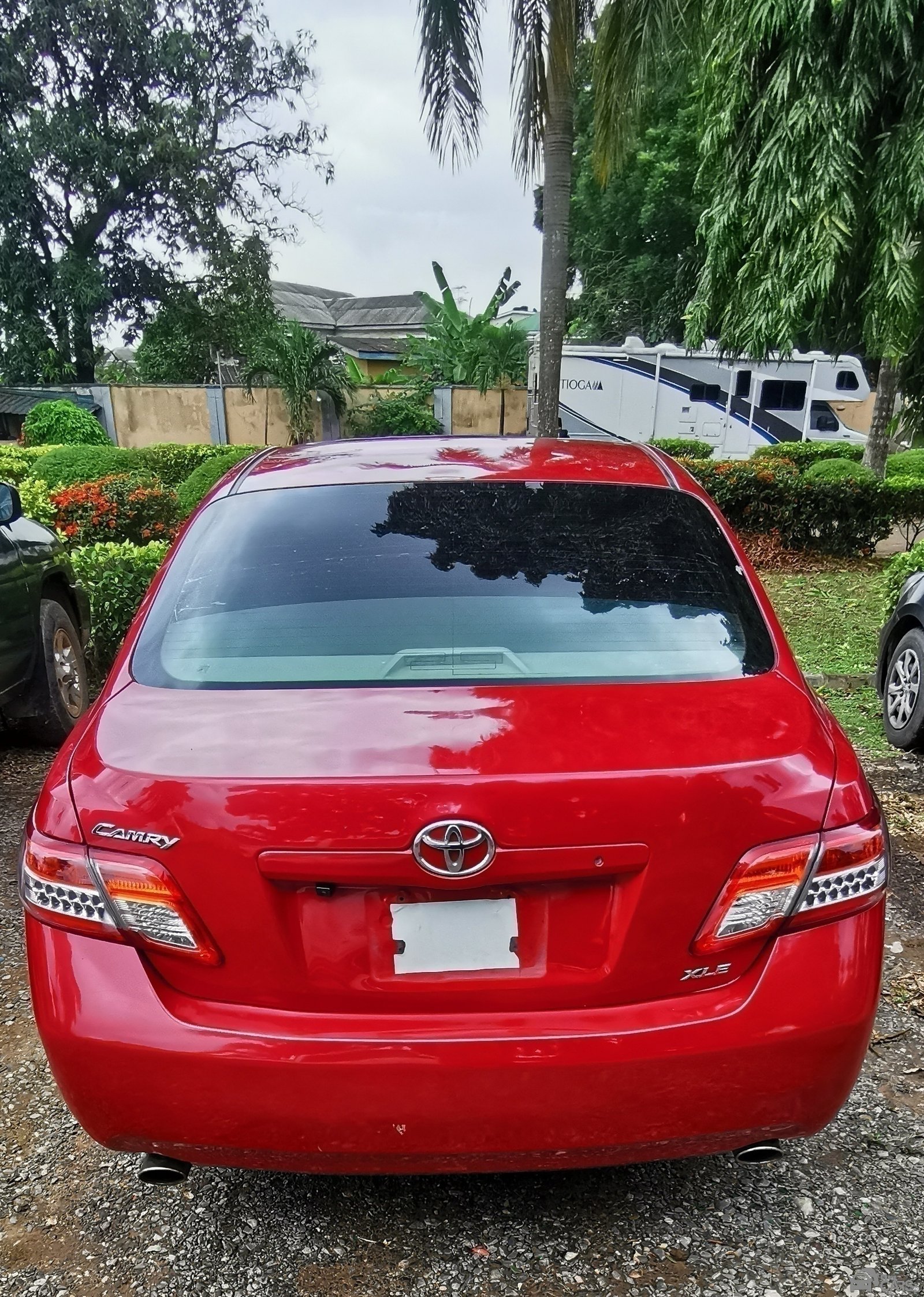 2010 Toyota camry XLE — Rear 3/4