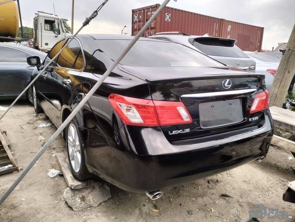 2010 Lexus ES350 — Front seats