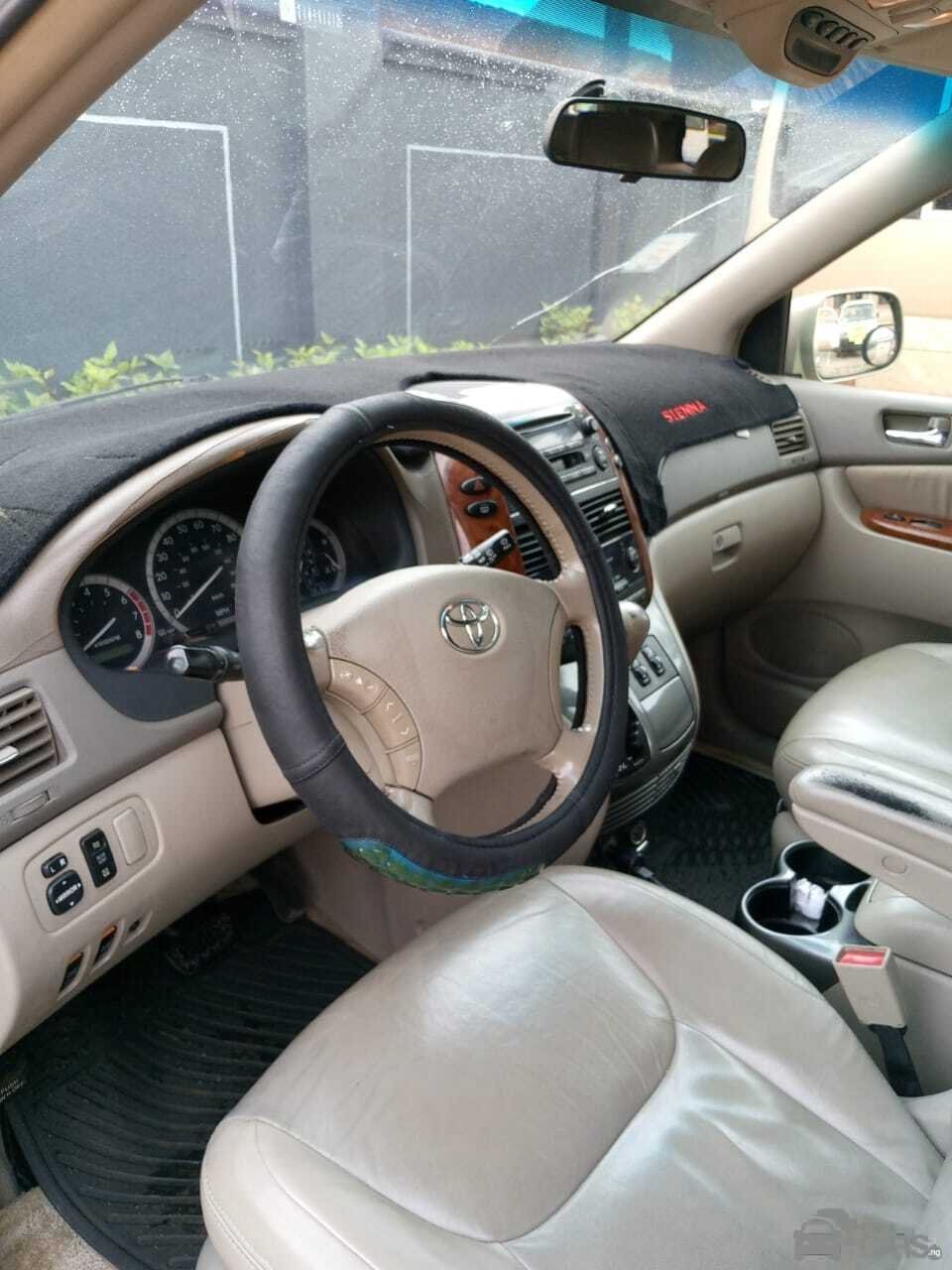 Toyota Sienna minibus
