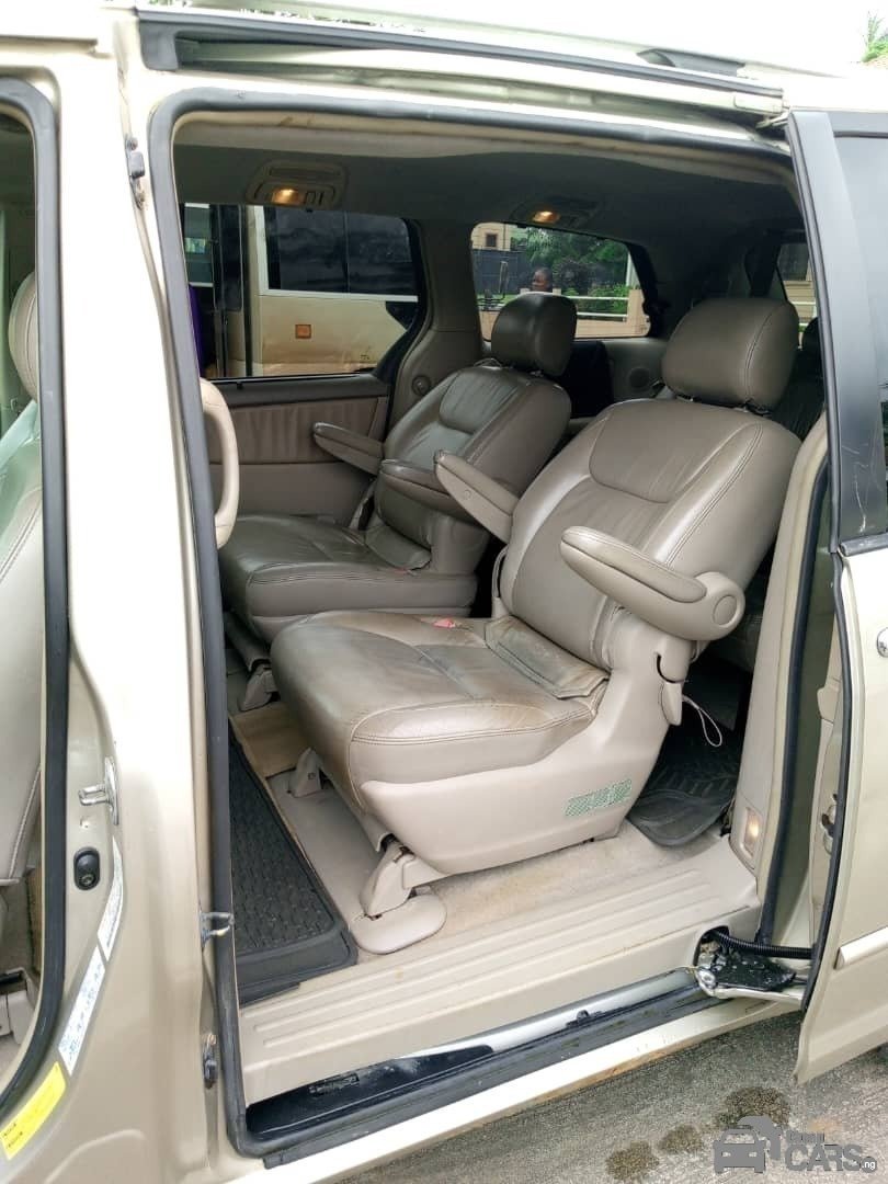 Toyota Sienna minibus — Side profile