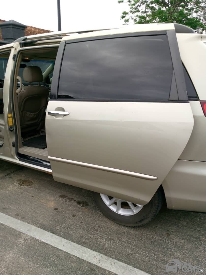 Toyota Sienna minibus — Rear 3/4