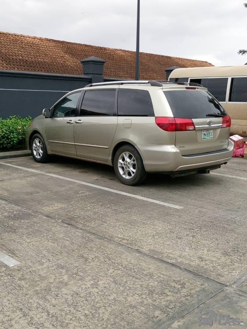 Toyota Sienna minibus — Front seats