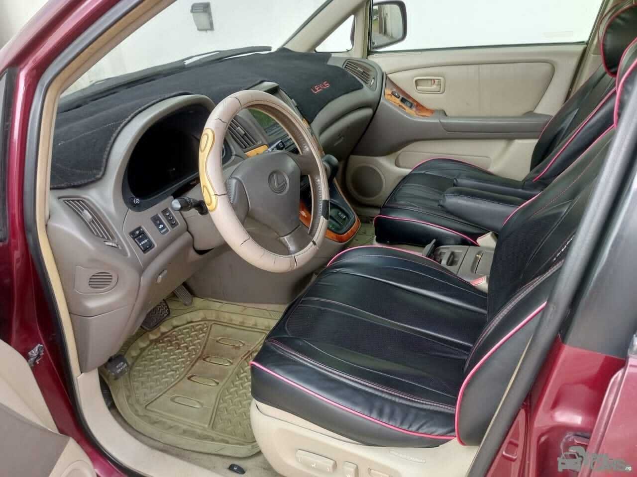 Lexus I on — Front seats