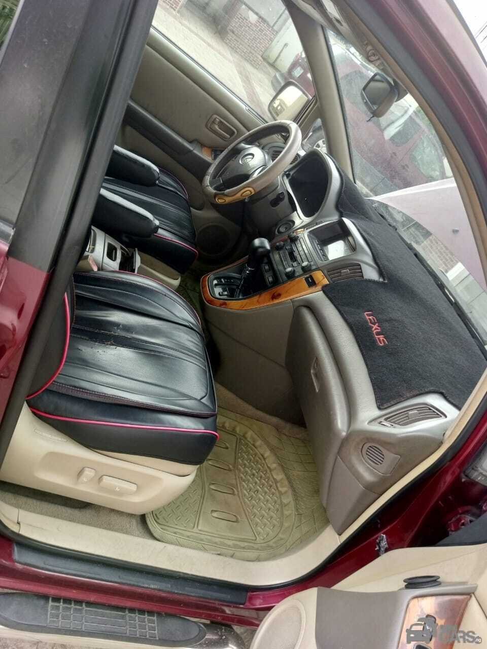 Lexus I on — Rear seats