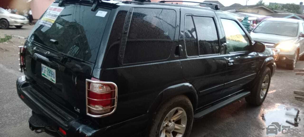 Nissan Pathfinder — Side profile