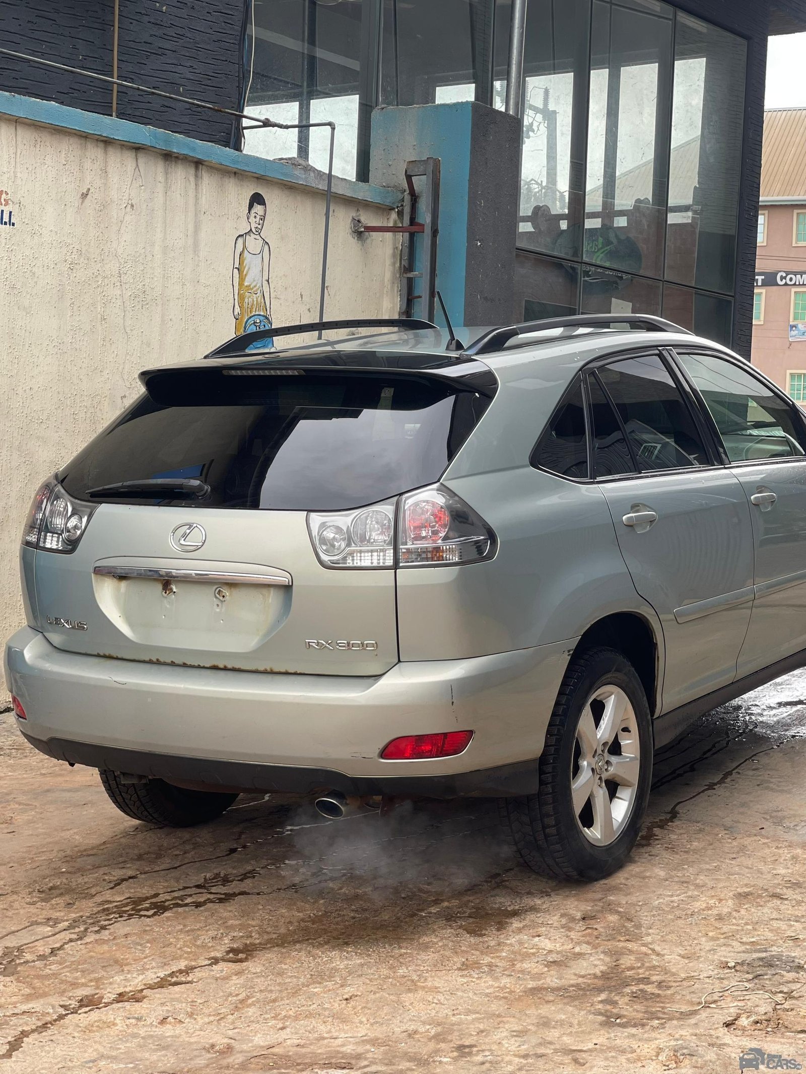 Lexus Automobile — Side profile