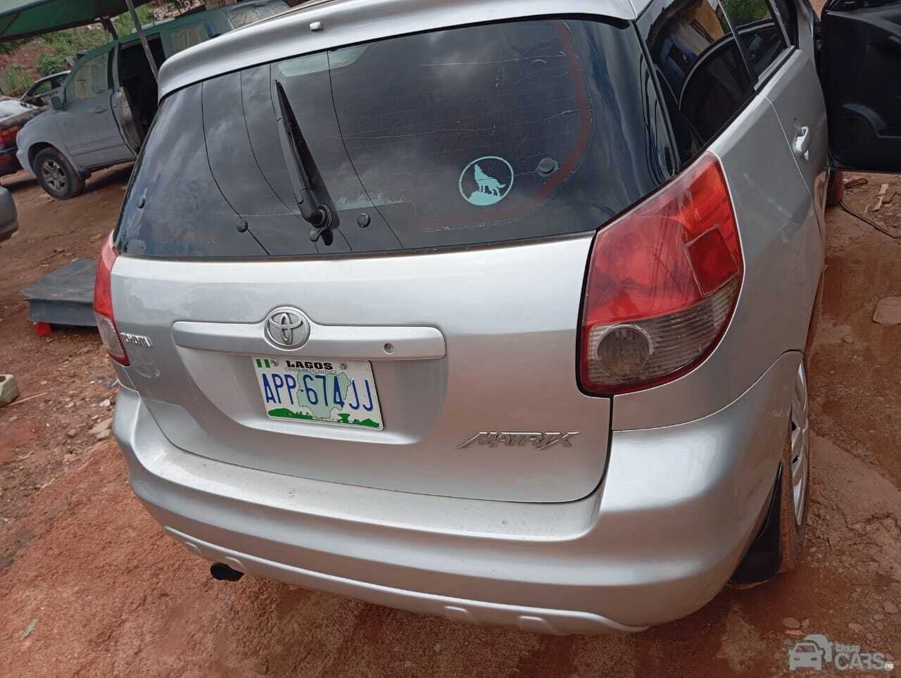 Toyota matrix — Side profile
