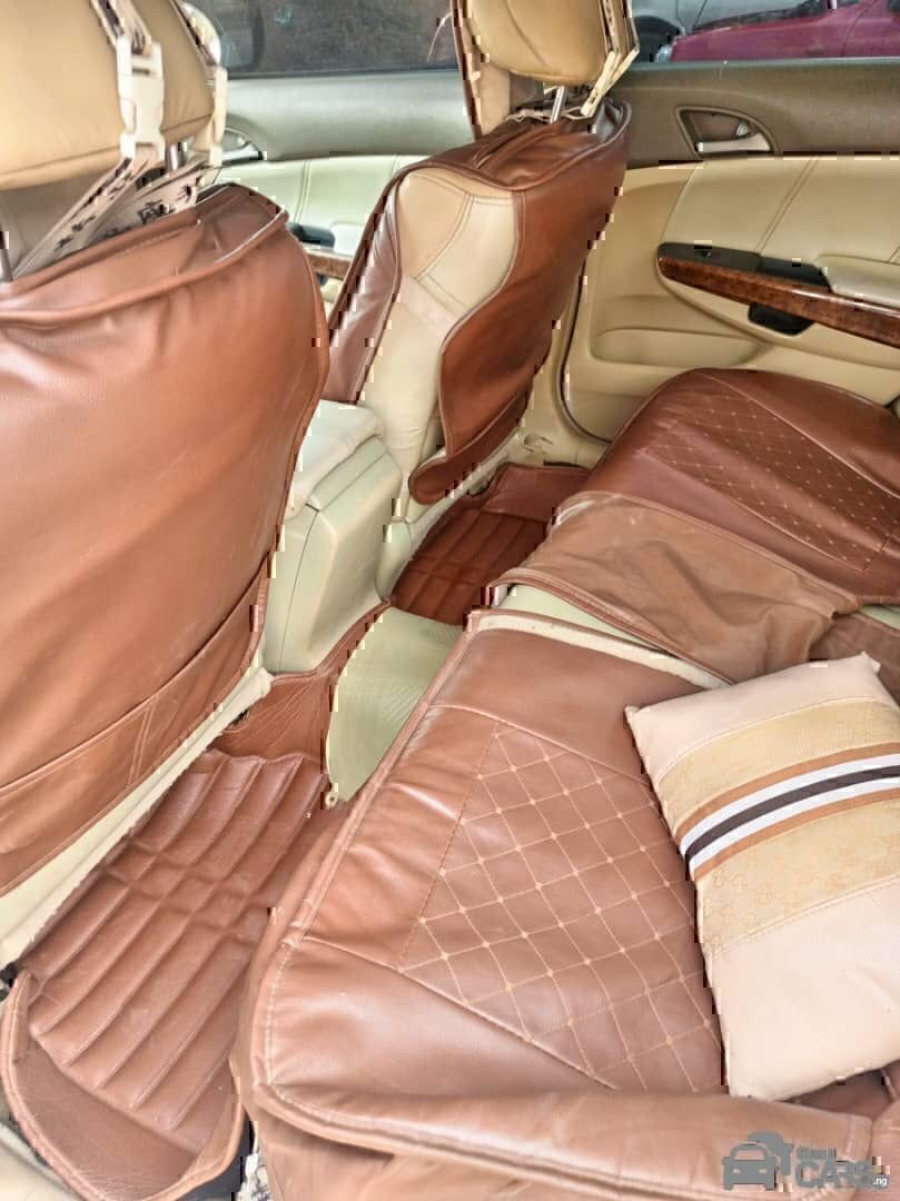 Honda Accord 08 — Front seats