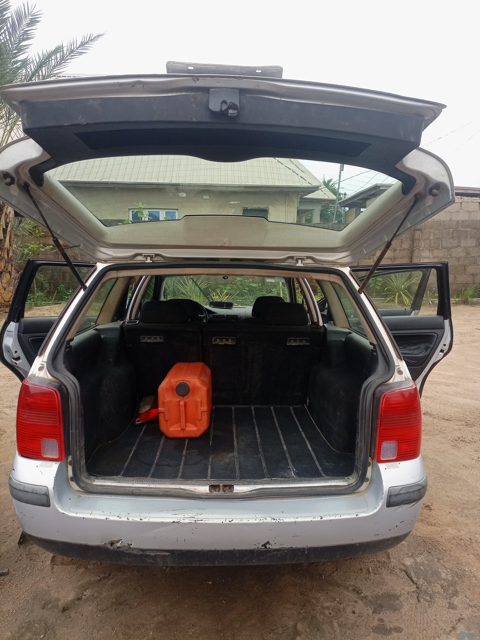 Volkswagen Passat wagon — Side profile