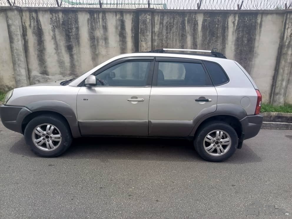 Hyundai Tucson — Side profile