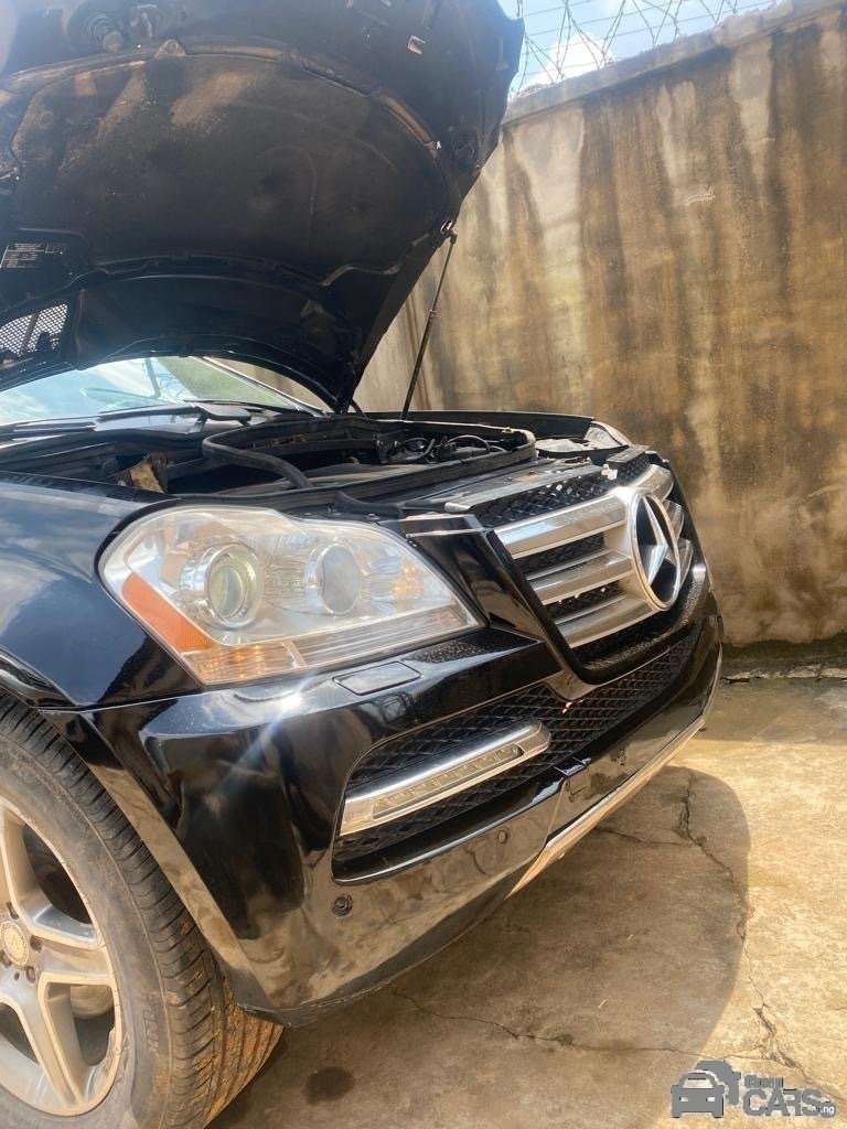 2010 Mercedes-AMG Benz Gl550 — Rear seats