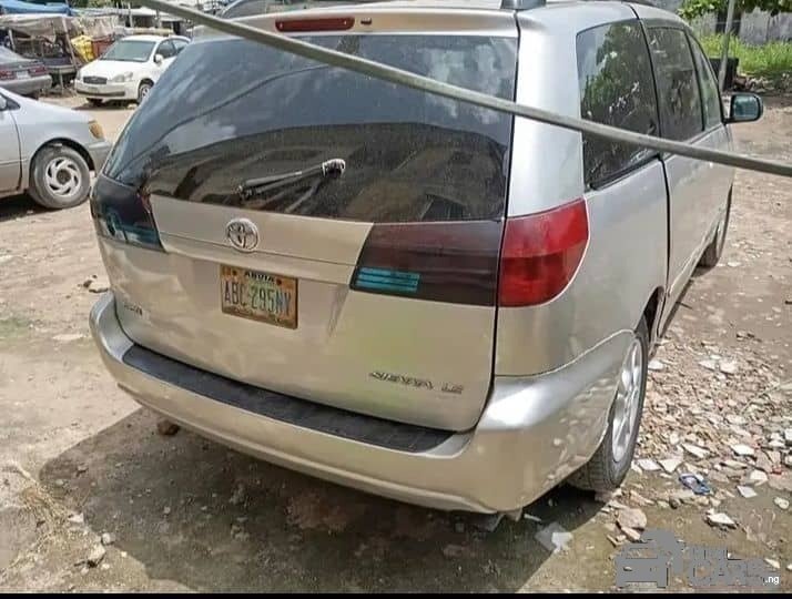 Toyota Sienna 05