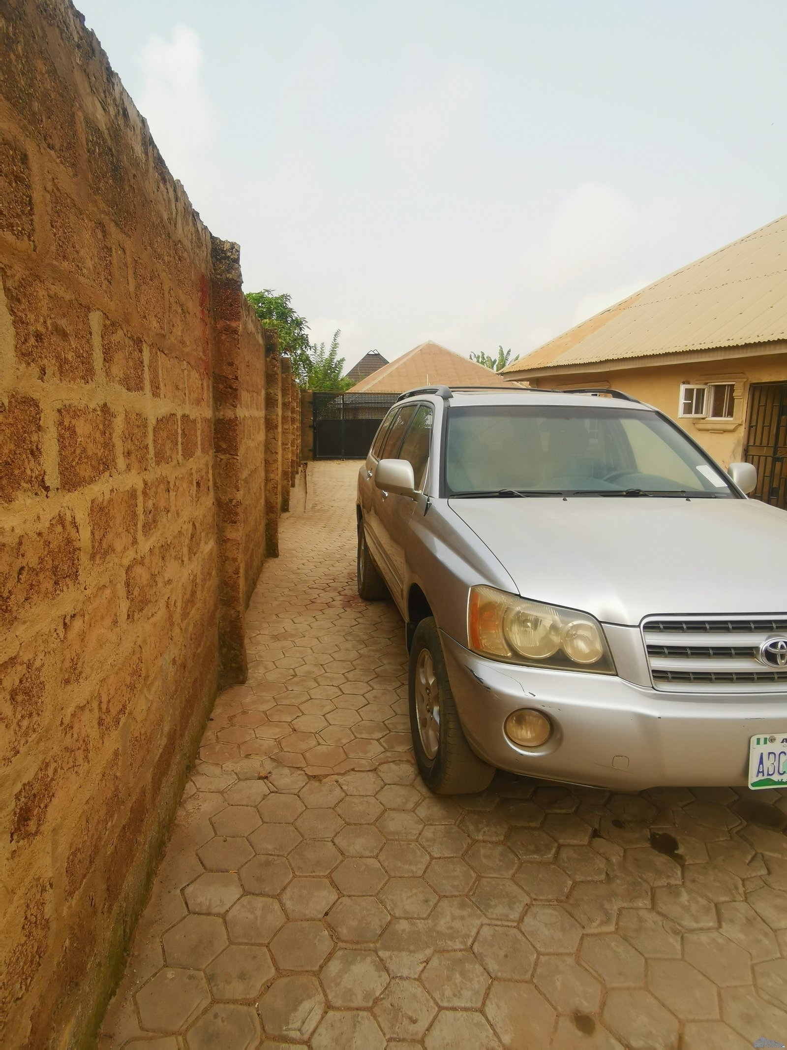 2002 Toyota Highlander — Side profile