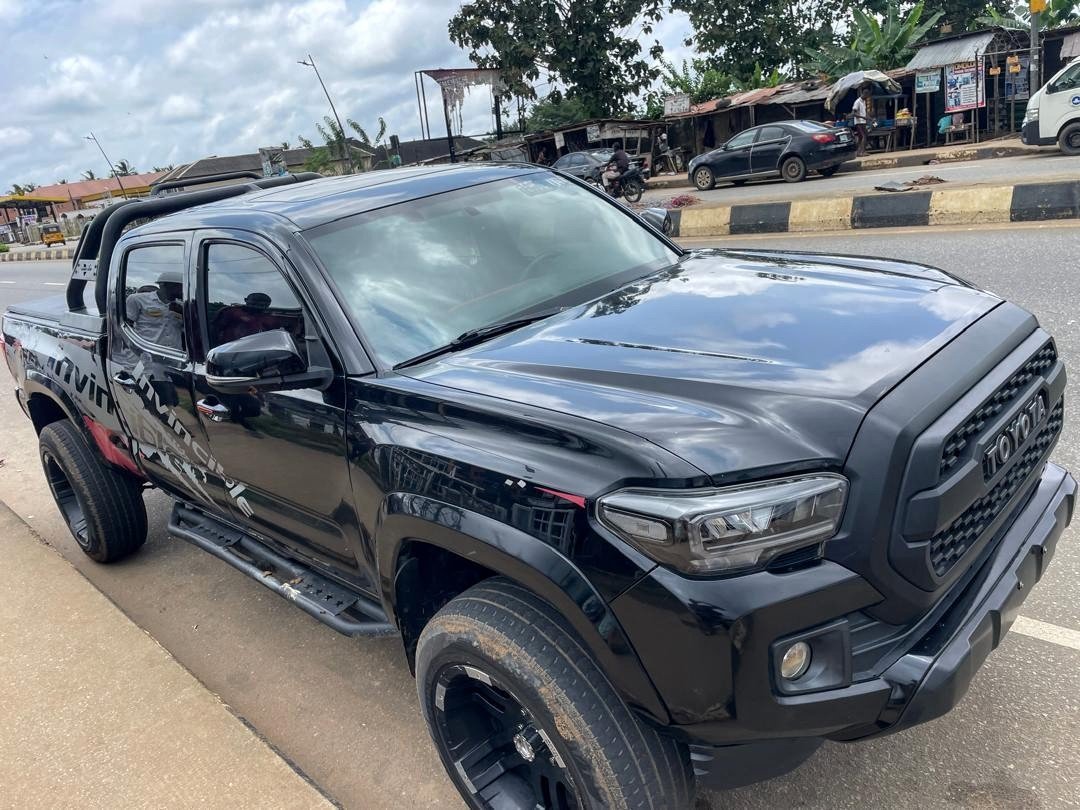 2018 Toyota Tacoma TRD — Front seats