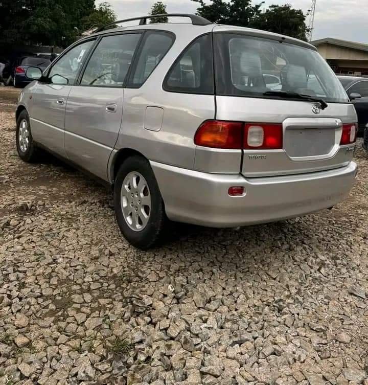 Unknown Toyota picnic — Rear 3/4