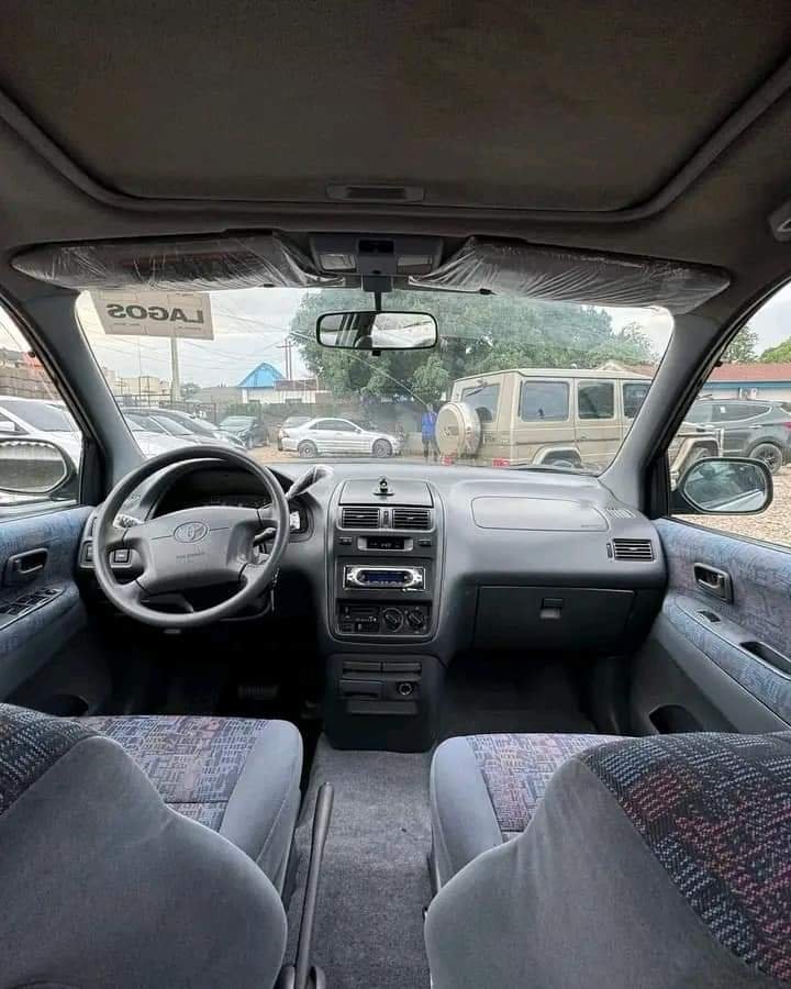 Unknown Toyota picnic — Front seats