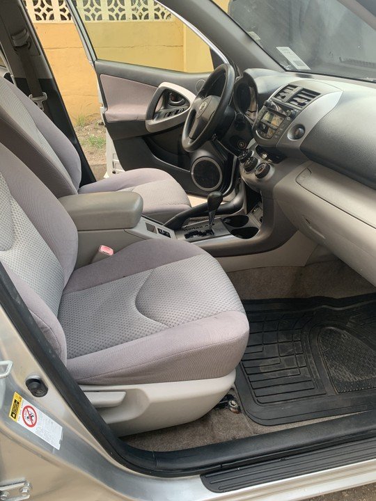Unknown Toyota RAV4 — Rear seats