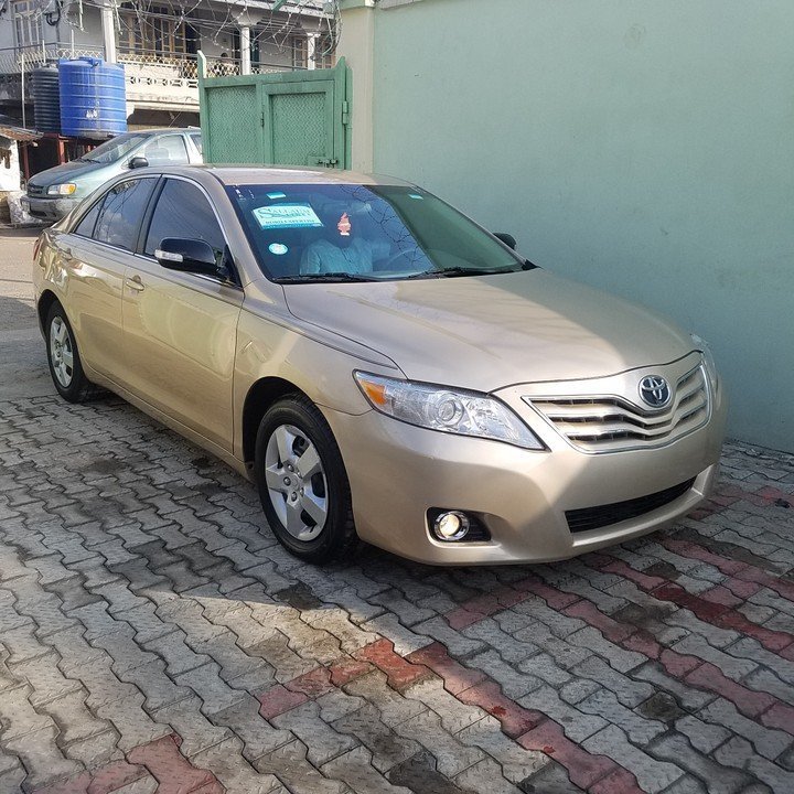 2009 Toyota Camry LE — Side profile