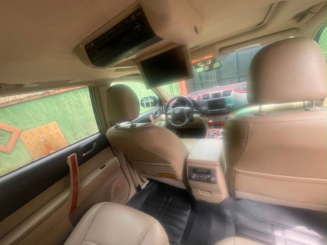 2010 Toyota Highlander Limited — Rear 3/4