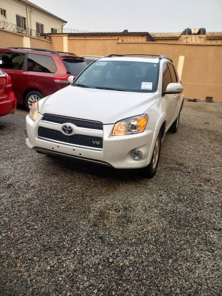 2010 TOYOTA RAV4 High, Rear seats