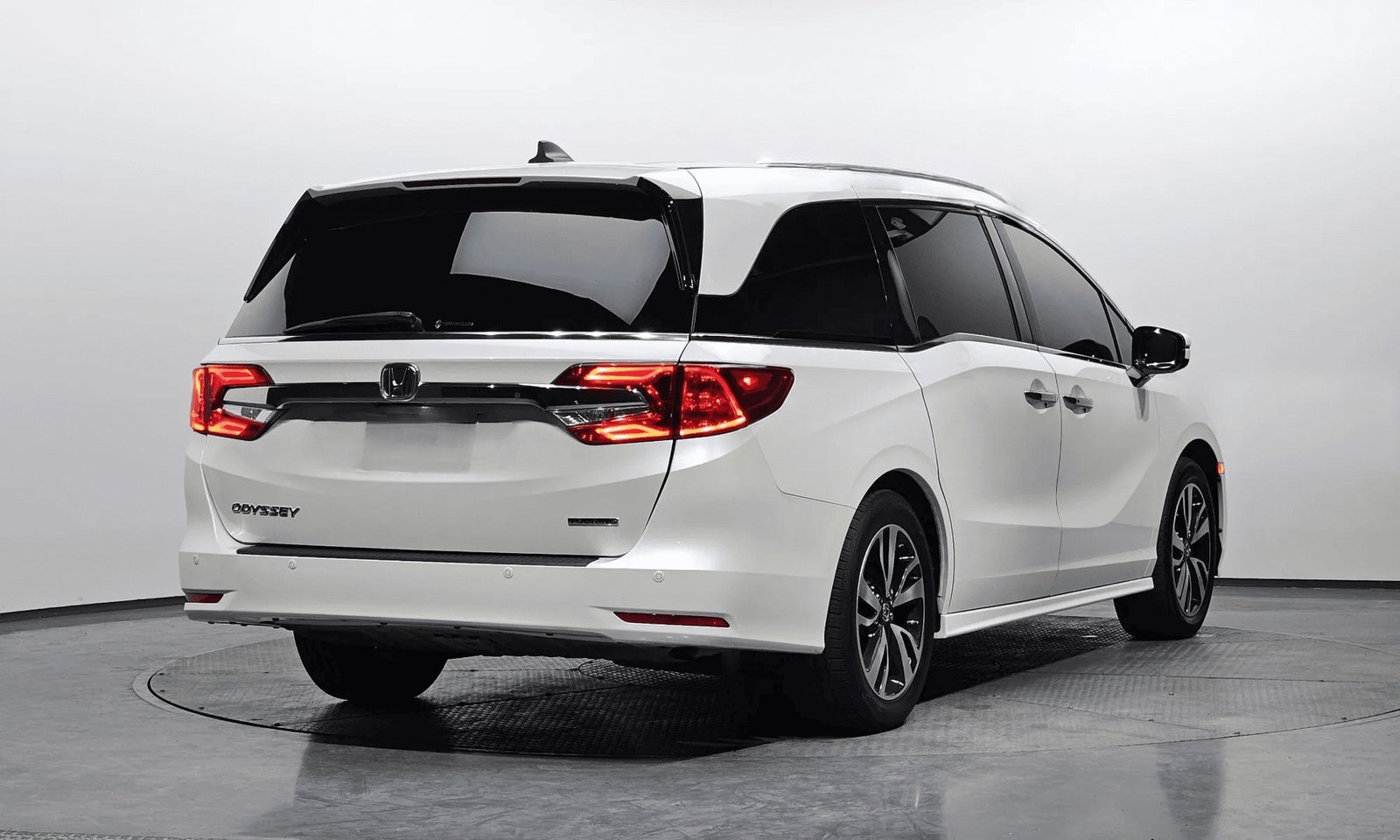 2019 Honda Odyssey Touring — Side profile