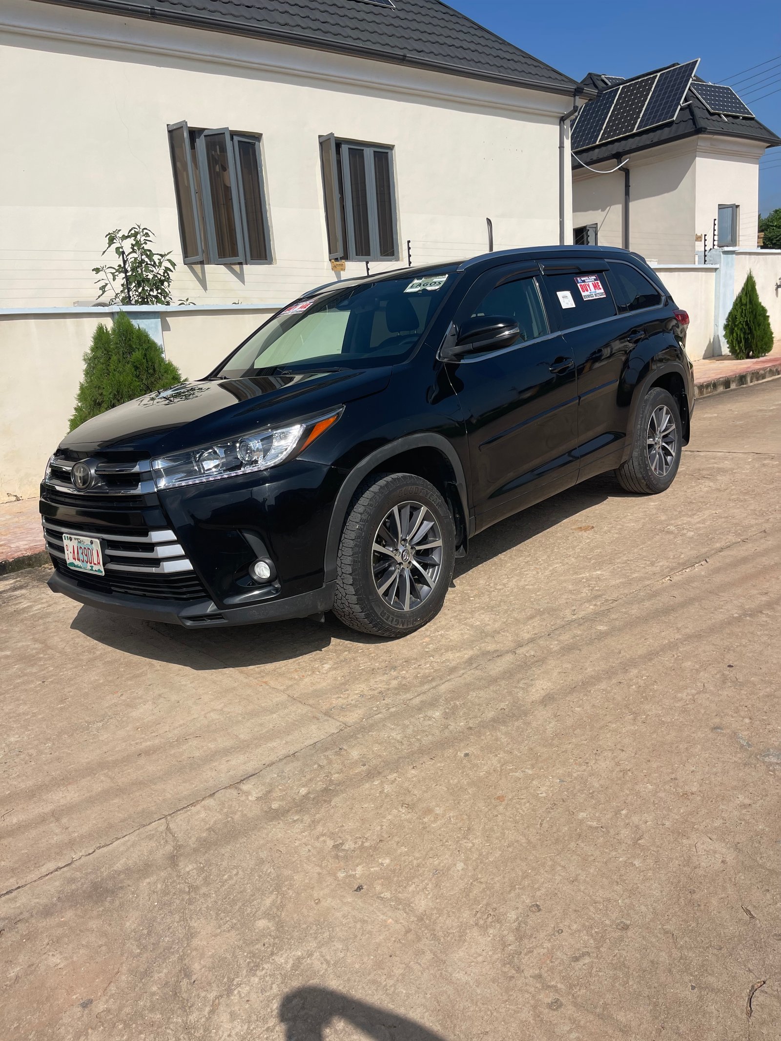2017 Toyota Highlander SE — Side profile
