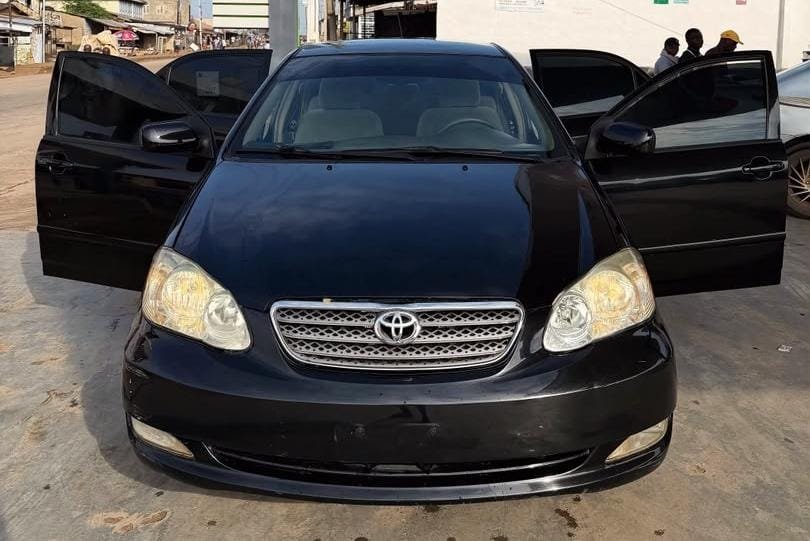 2006 Toyota Corolla LE, Side profile