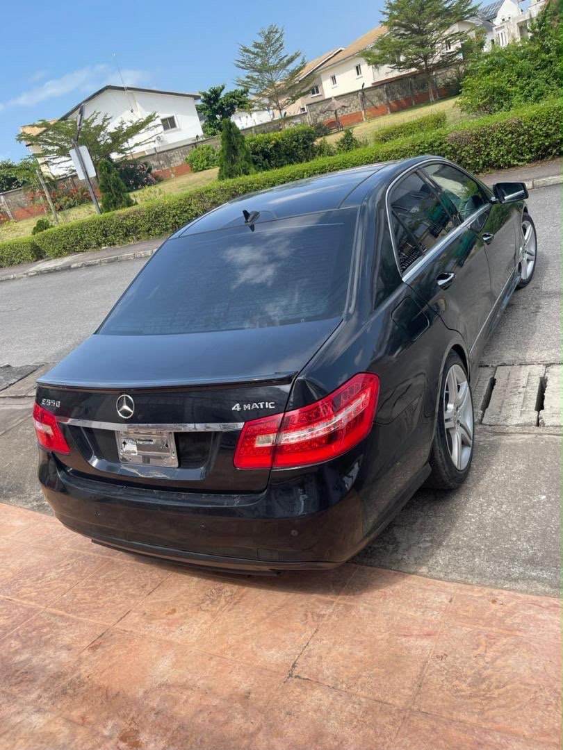 2011 Mercedes-Benz E-Class 4MATIC — Rear seats