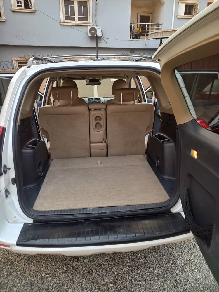 2010 TOYOTA RAV4 High, Front seats