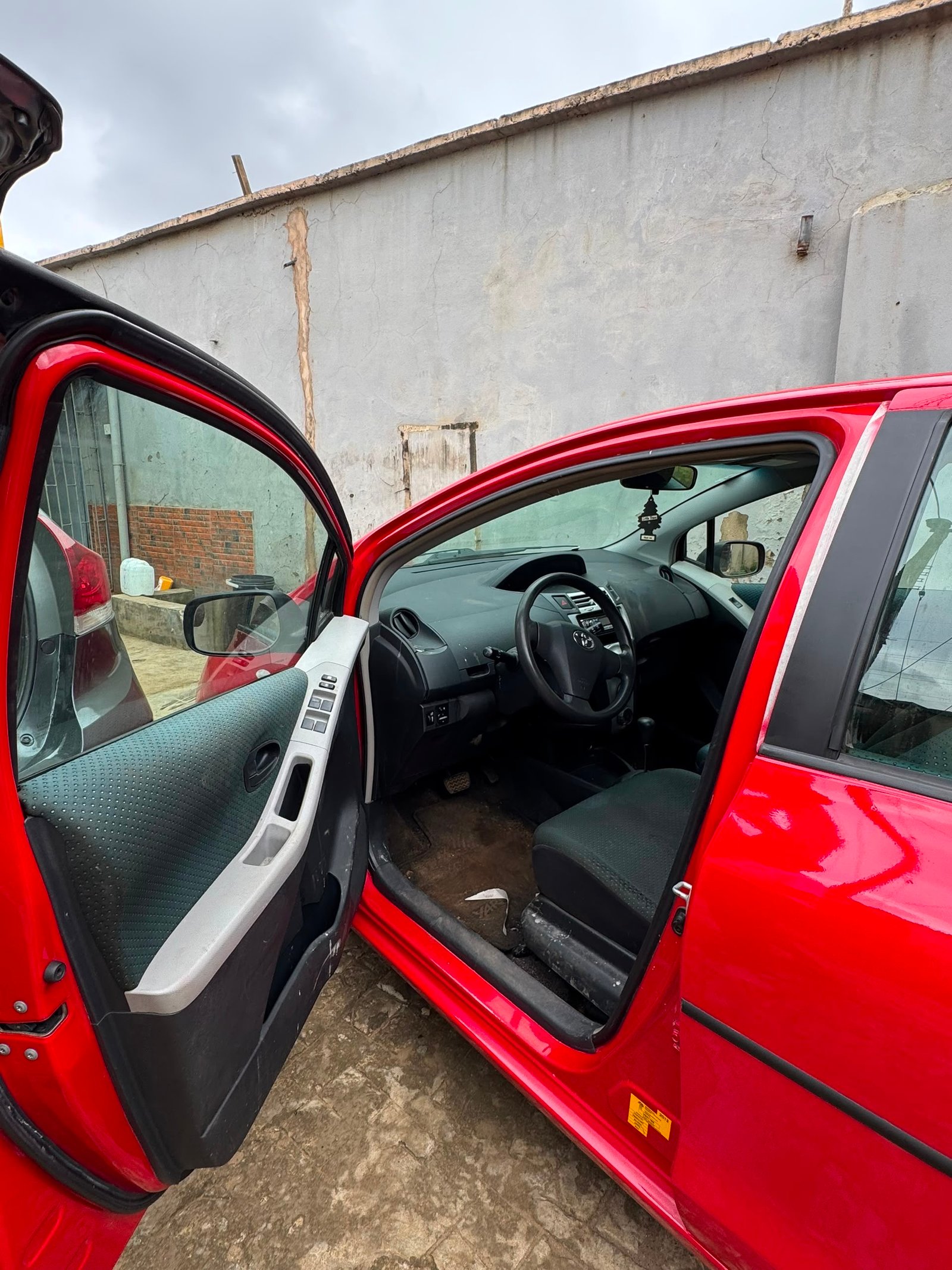 2007 Toyota Yaris 1.3 VVTi, Side profile
