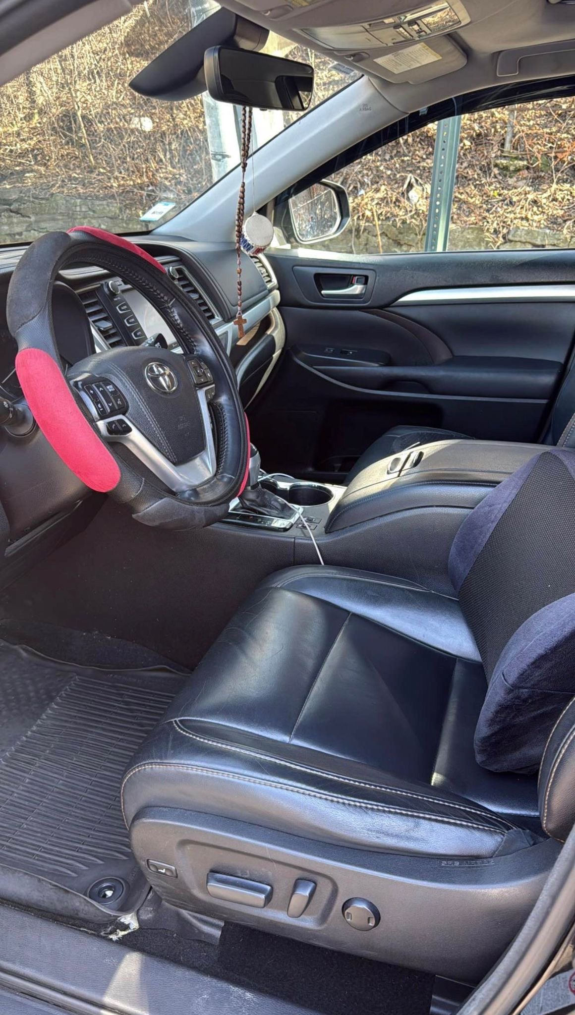 2017 Toyota Highlander SE — Front seats