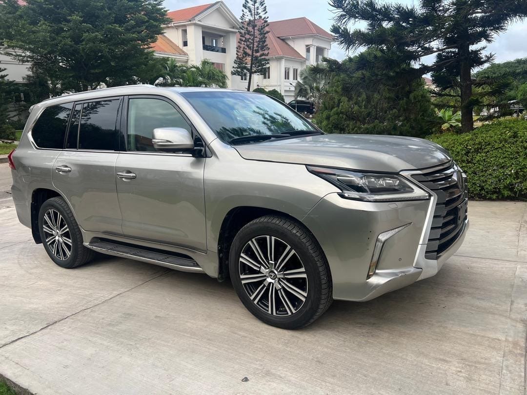 2018 Lexus LX Premium, Rear seats