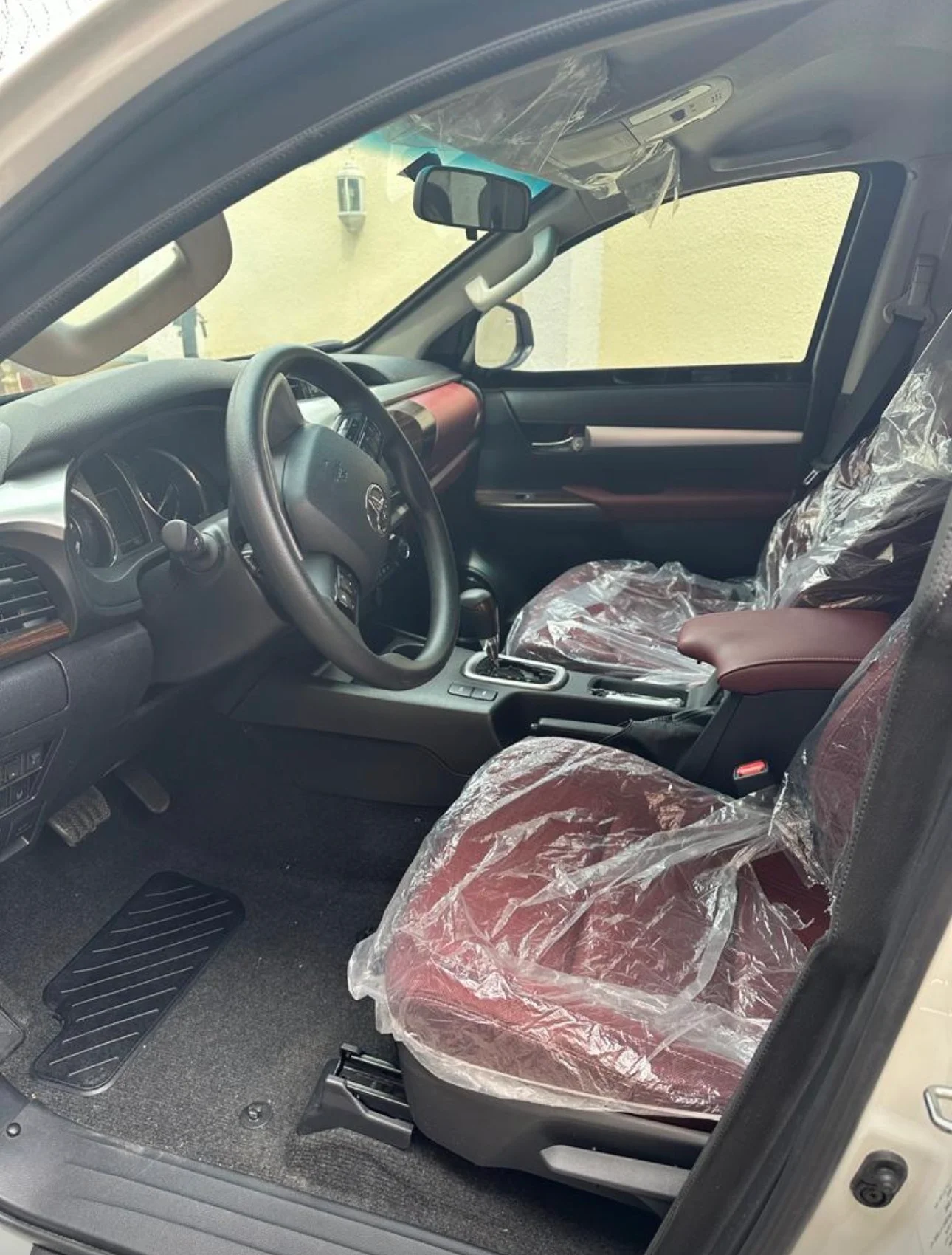 2022 Toyota Hilux SR5 — Front seats
