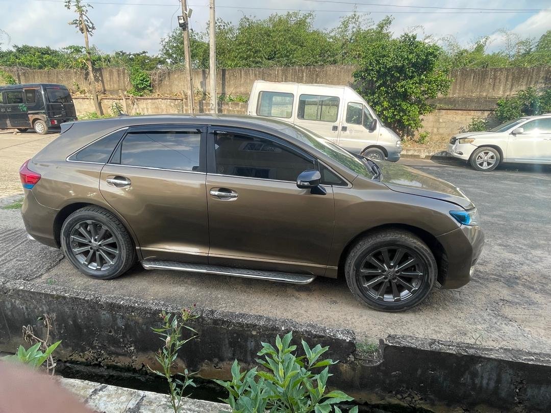 2011 Toyota Venza LE, Side profile